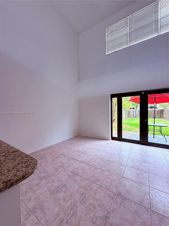 Под контрактом: $314,900 (2 спален, 2 ванн, 1431 Квадратных фут)