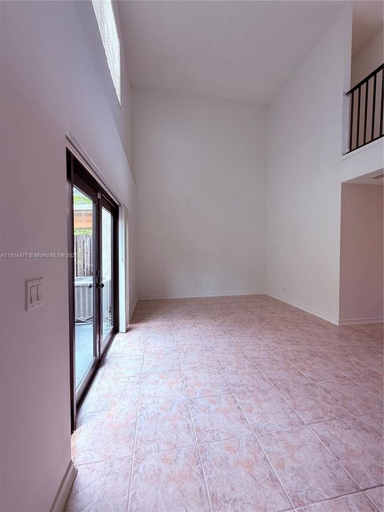 Под контрактом: $314,900 (2 спален, 2 ванн, 1431 Квадратных фут)