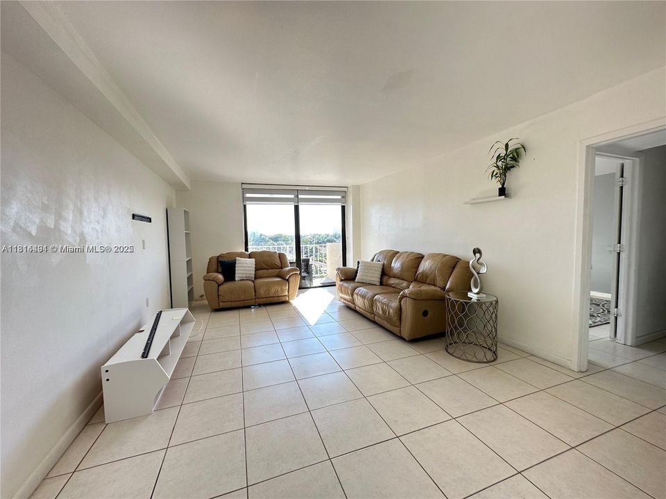 Active With Contract: $205,000 (1 beds, 1 baths, 723 Square Feet)