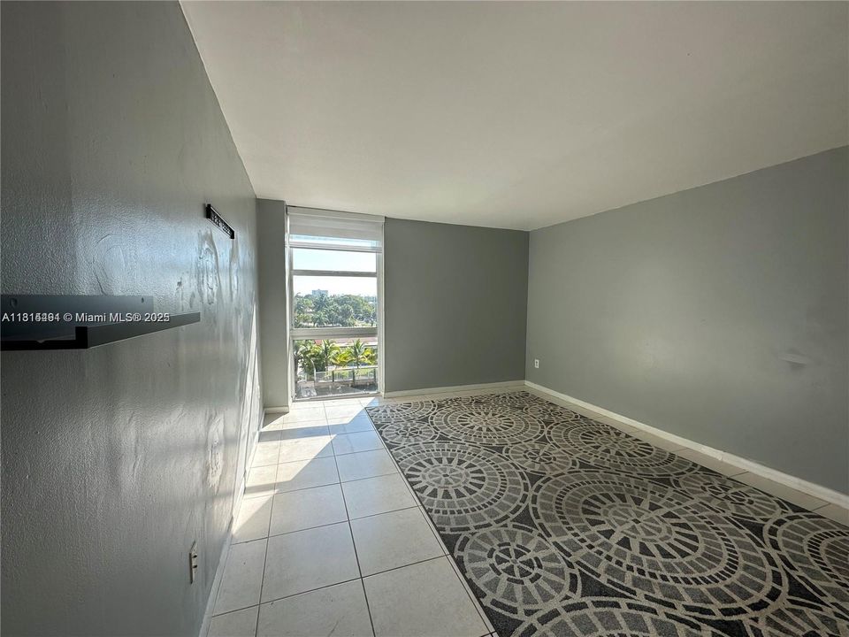 Active With Contract: $205,000 (1 beds, 1 baths, 723 Square Feet)