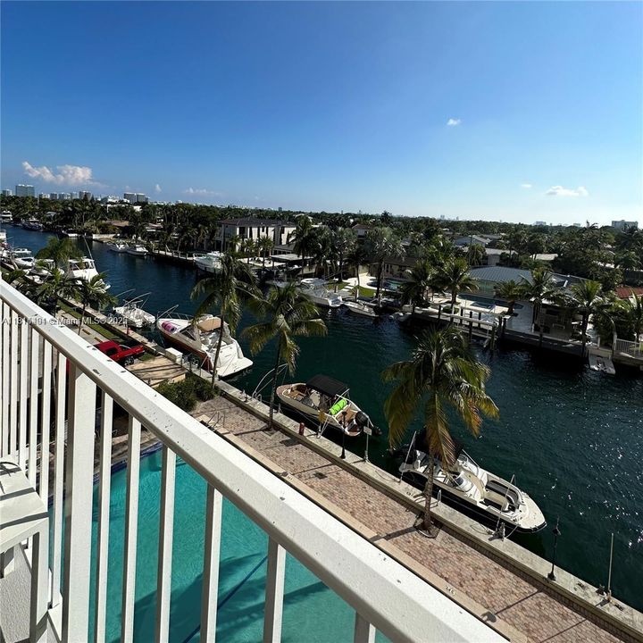 Active With Contract: $205,000 (1 beds, 1 baths, 723 Square Feet)