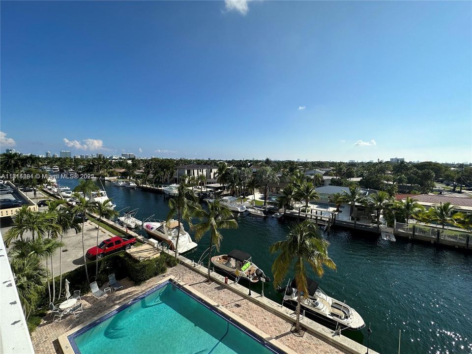 Active With Contract: $205,000 (1 beds, 1 baths, 723 Square Feet)