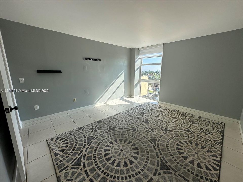 Active With Contract: $205,000 (1 beds, 1 baths, 723 Square Feet)