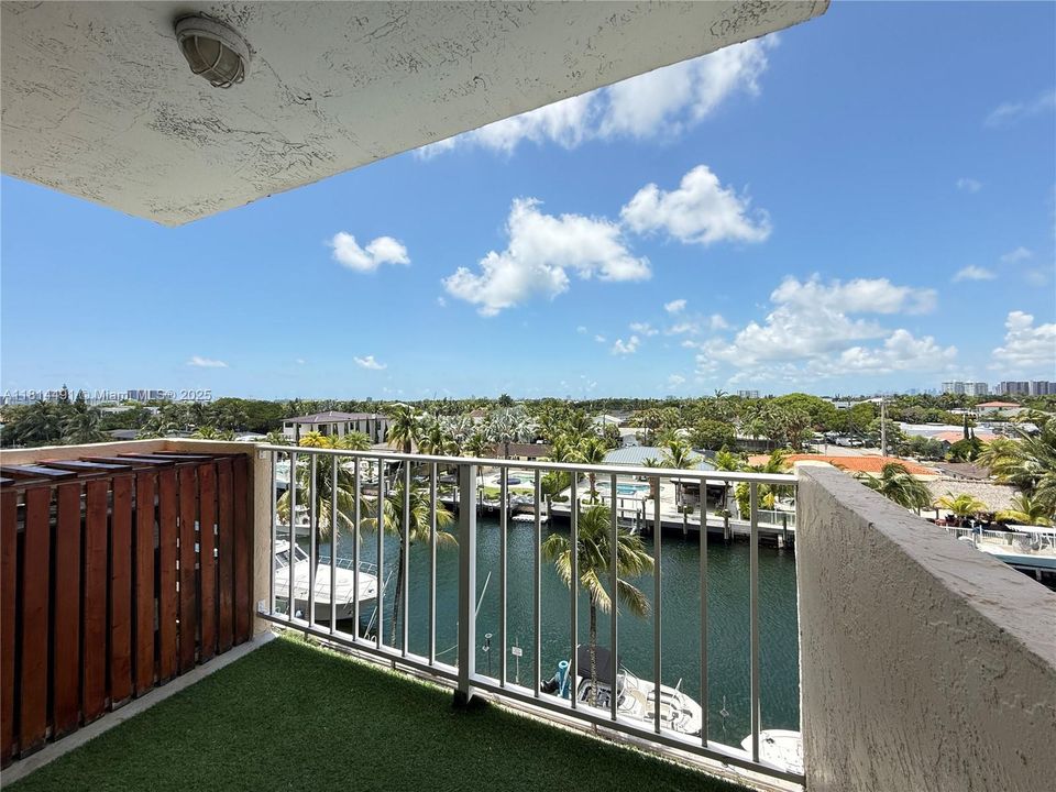 Active With Contract: $205,000 (1 beds, 1 baths, 723 Square Feet)