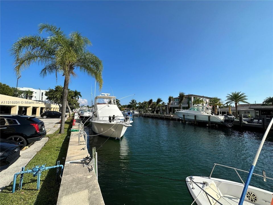 Active With Contract: $205,000 (1 beds, 1 baths, 723 Square Feet)