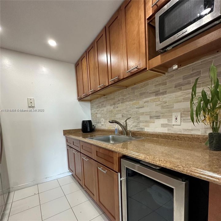 Active With Contract: $205,000 (1 beds, 1 baths, 723 Square Feet)