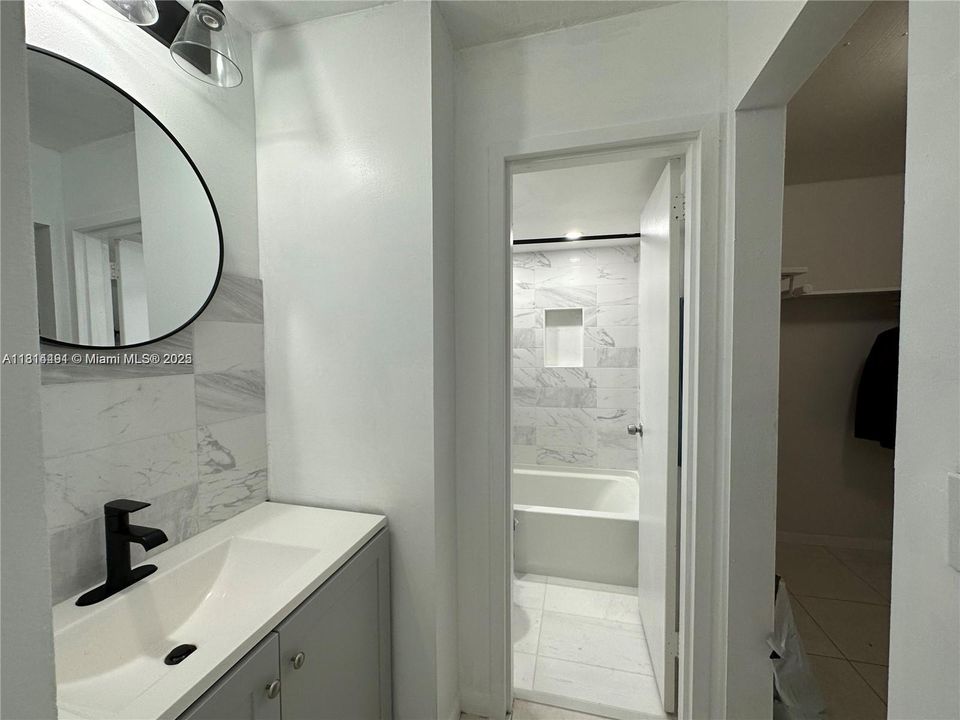 Active With Contract: $205,000 (1 beds, 1 baths, 723 Square Feet)