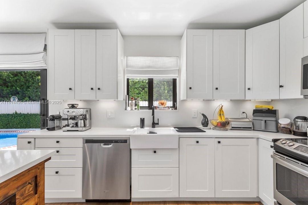 Под контрактом: $3,750,000 (4 спален, 3 ванн, 2775 Квадратных фут)