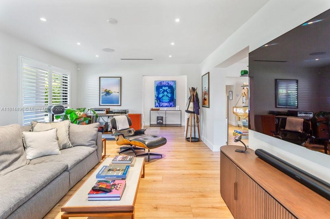 Под контрактом: $3,750,000 (4 спален, 3 ванн, 2775 Квадратных фут)