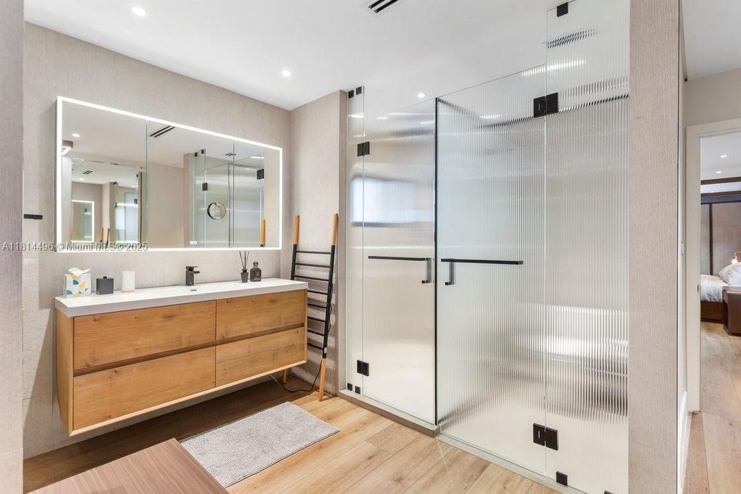 Под контрактом: $3,750,000 (4 спален, 3 ванн, 2775 Квадратных фут)