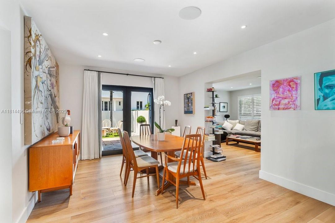 Под контрактом: $3,750,000 (4 спален, 3 ванн, 2775 Квадратных фут)