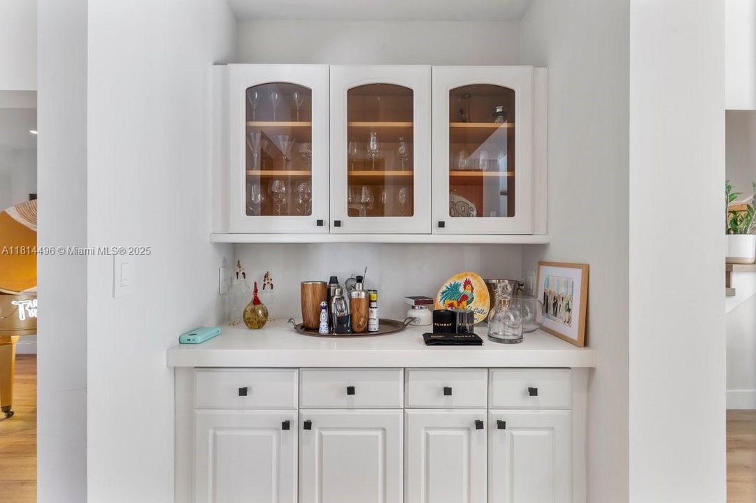 Под контрактом: $3,750,000 (4 спален, 3 ванн, 2775 Квадратных фут)