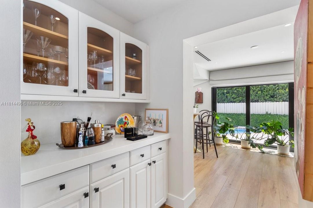 Под контрактом: $3,750,000 (4 спален, 3 ванн, 2775 Квадратных фут)