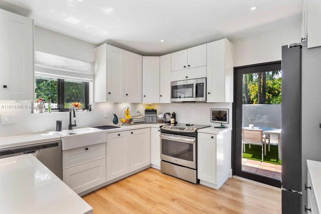 Под контрактом: $3,750,000 (4 спален, 3 ванн, 2775 Квадратных фут)