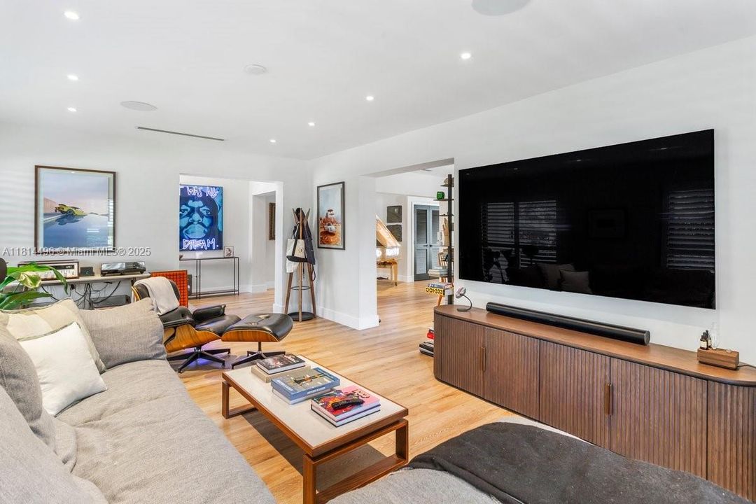 Под контрактом: $3,750,000 (4 спален, 3 ванн, 2775 Квадратных фут)