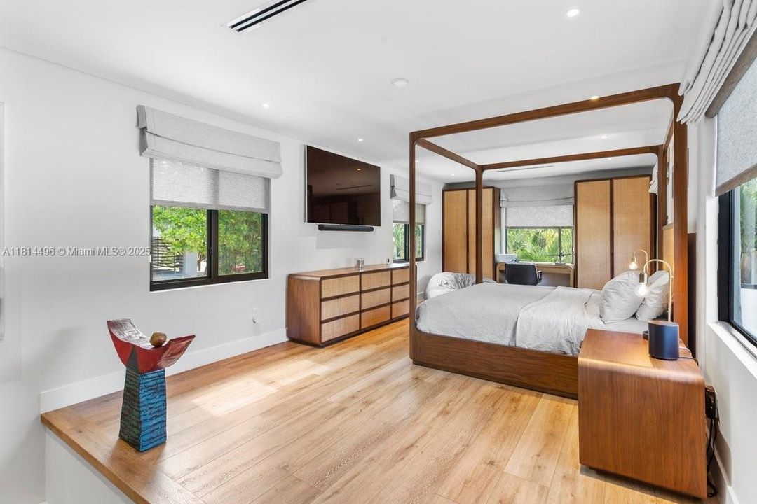 Под контрактом: $3,750,000 (4 спален, 3 ванн, 2775 Квадратных фут)