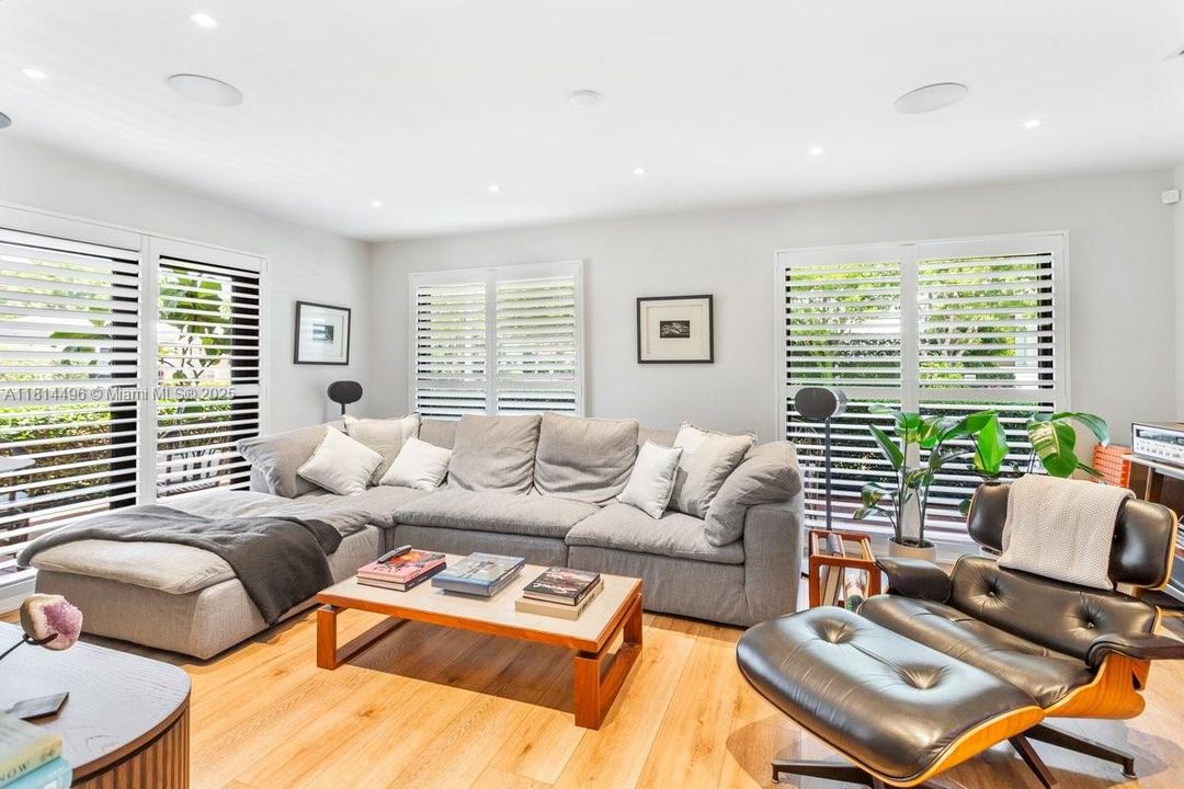 Под контрактом: $3,750,000 (4 спален, 3 ванн, 2775 Квадратных фут)