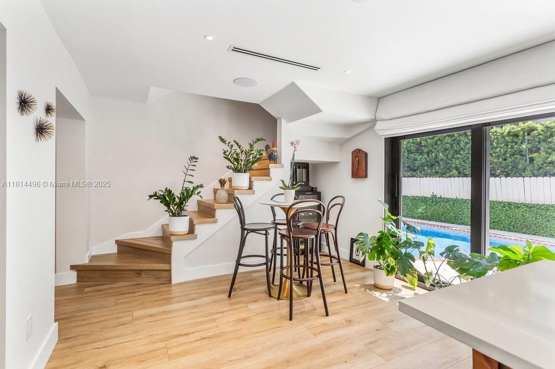 Под контрактом: $3,750,000 (4 спален, 3 ванн, 2775 Квадратных фут)