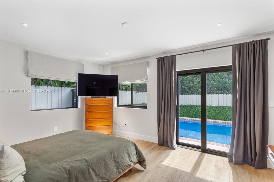 Под контрактом: $3,750,000 (4 спален, 3 ванн, 2775 Квадратных фут)