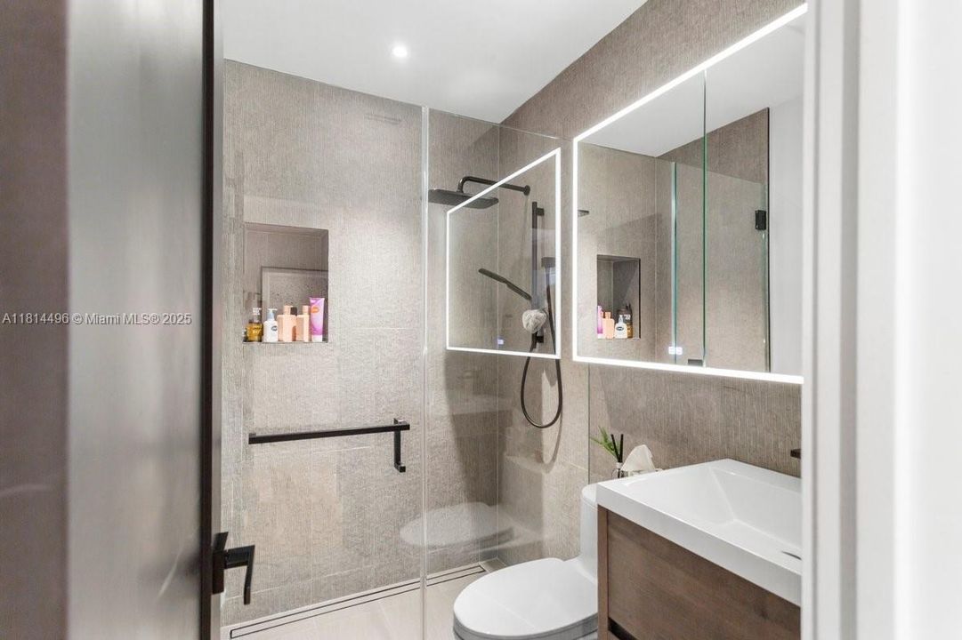 Под контрактом: $3,750,000 (4 спален, 3 ванн, 2775 Квадратных фут)