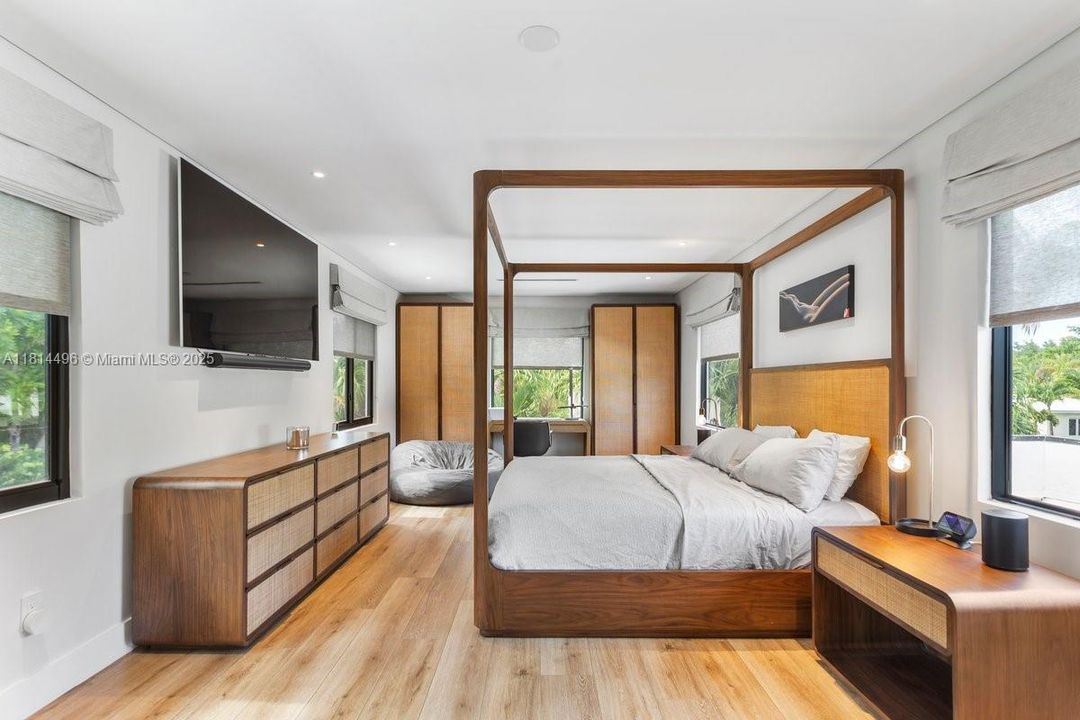 Под контрактом: $3,750,000 (4 спален, 3 ванн, 2775 Квадратных фут)