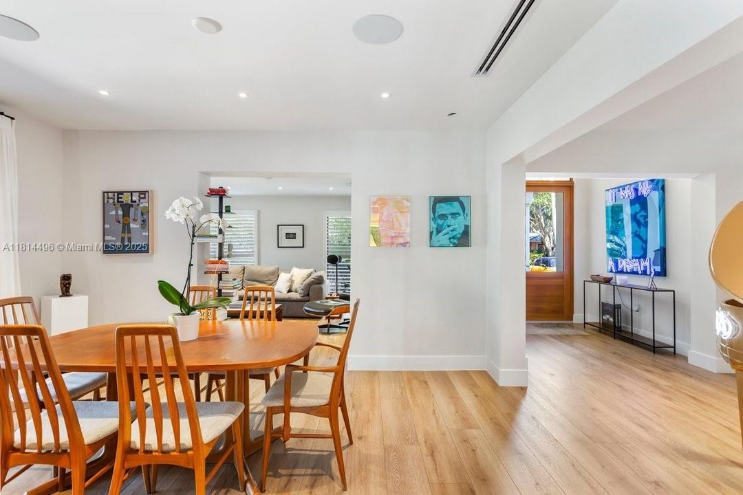 Под контрактом: $3,750,000 (4 спален, 3 ванн, 2775 Квадратных фут)