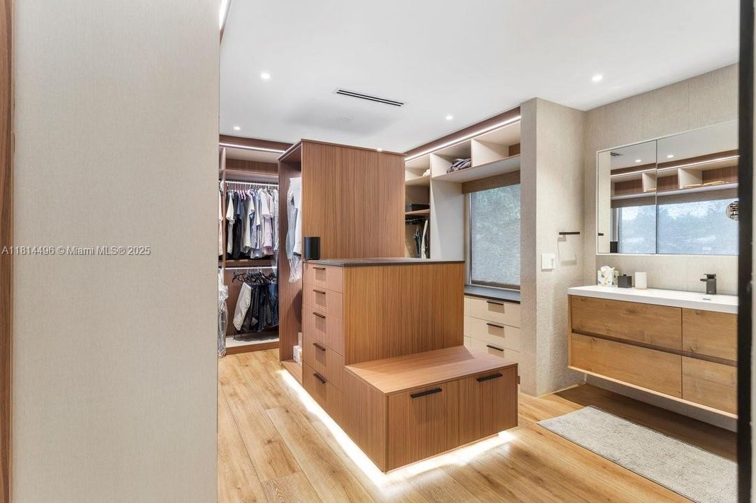 Под контрактом: $3,750,000 (4 спален, 3 ванн, 2775 Квадратных фут)