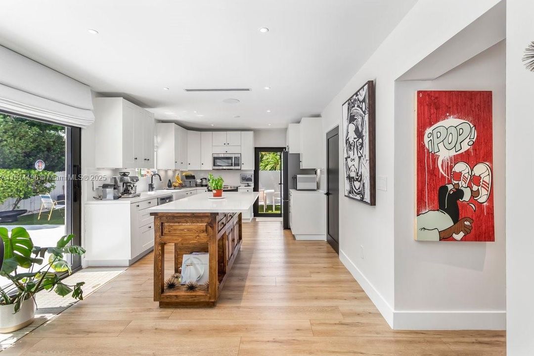 Под контрактом: $3,750,000 (4 спален, 3 ванн, 2775 Квадратных фут)