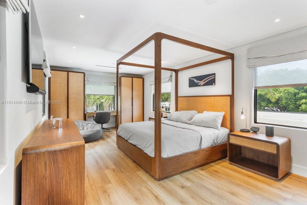 Под контрактом: $3,750,000 (4 спален, 3 ванн, 2775 Квадратных фут)