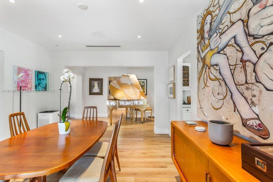 Под контрактом: $3,750,000 (4 спален, 3 ванн, 2775 Квадратных фут)