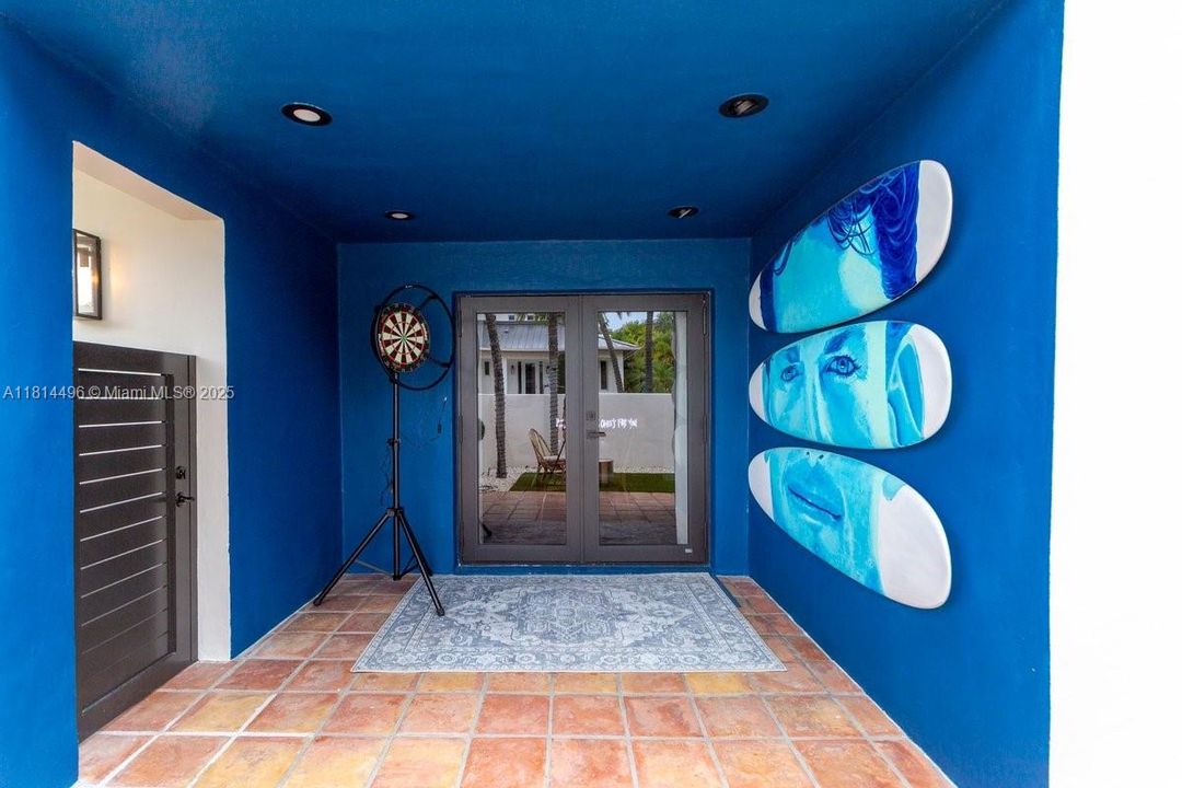 Под контрактом: $3,750,000 (4 спален, 3 ванн, 2775 Квадратных фут)