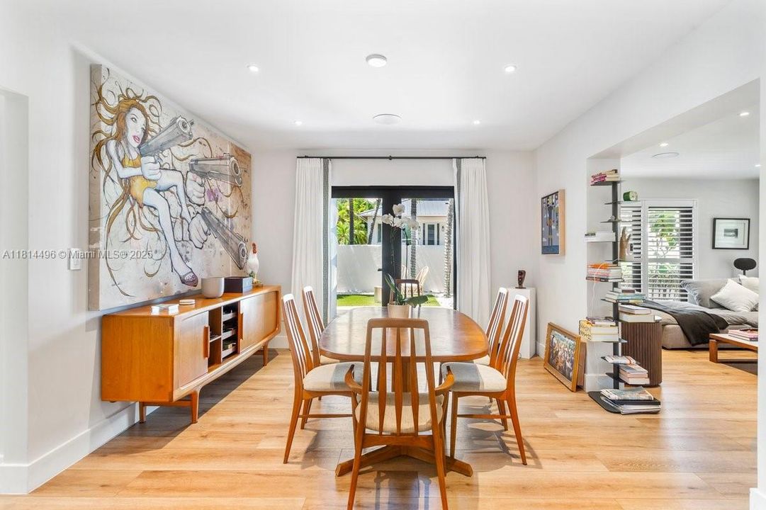 Под контрактом: $3,750,000 (4 спален, 3 ванн, 2775 Квадратных фут)