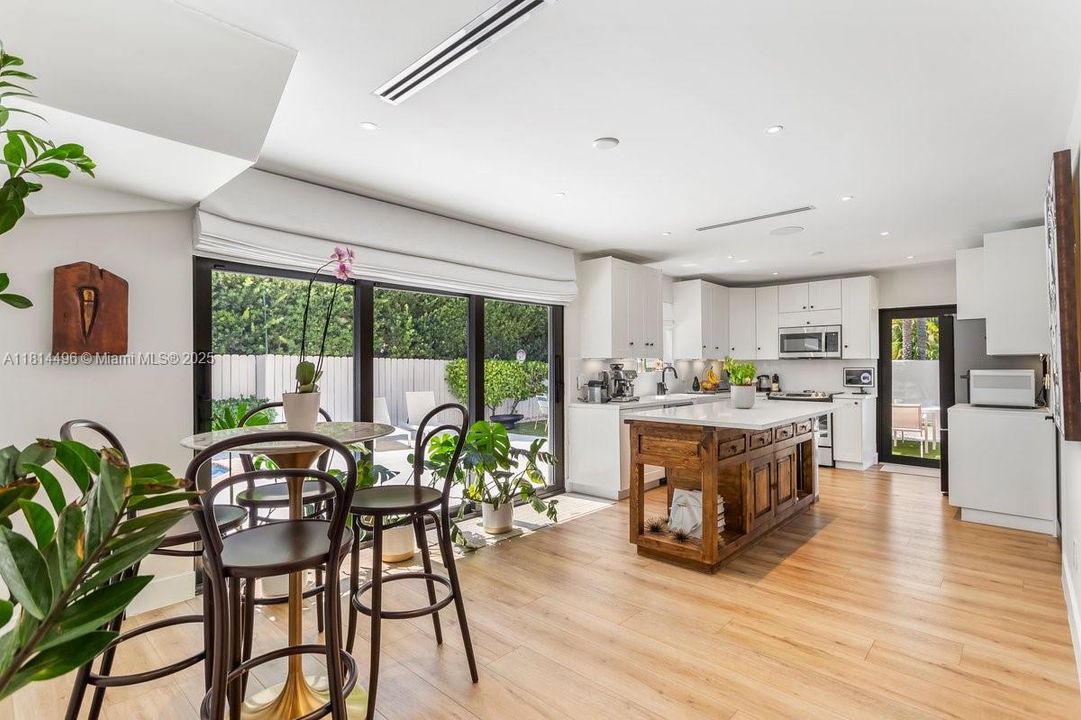 Под контрактом: $3,750,000 (4 спален, 3 ванн, 2775 Квадратных фут)