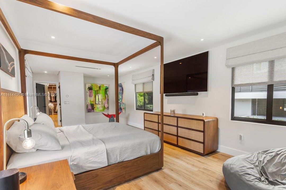 Под контрактом: $3,750,000 (4 спален, 3 ванн, 2775 Квадратных фут)