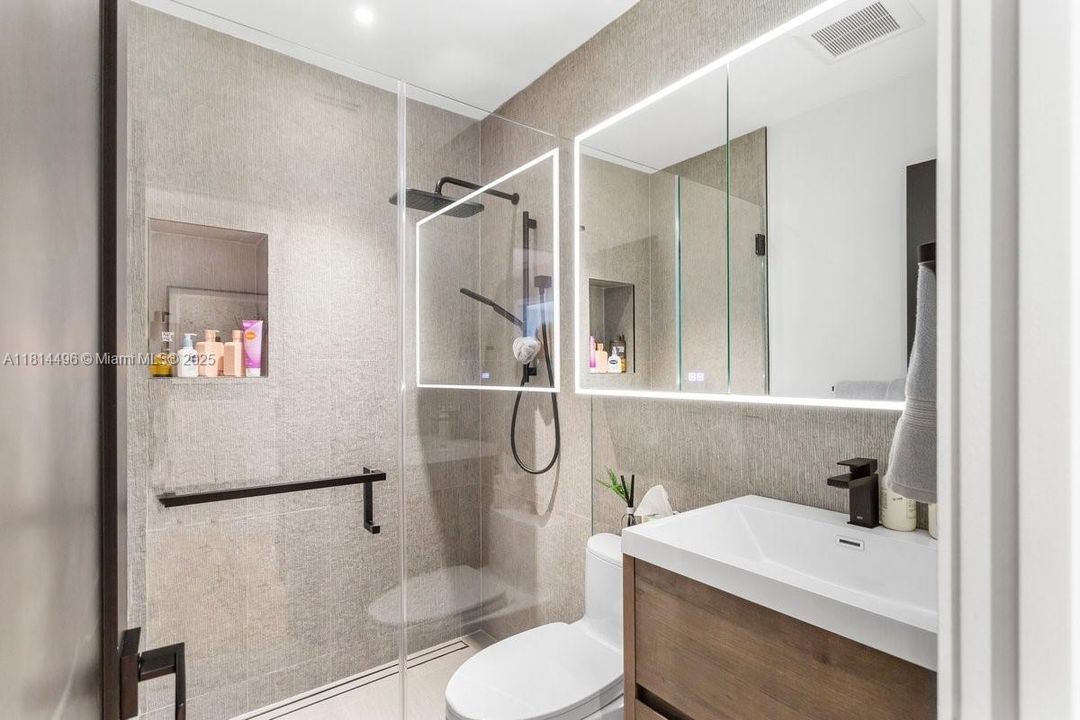 Под контрактом: $3,750,000 (4 спален, 3 ванн, 2775 Квадратных фут)