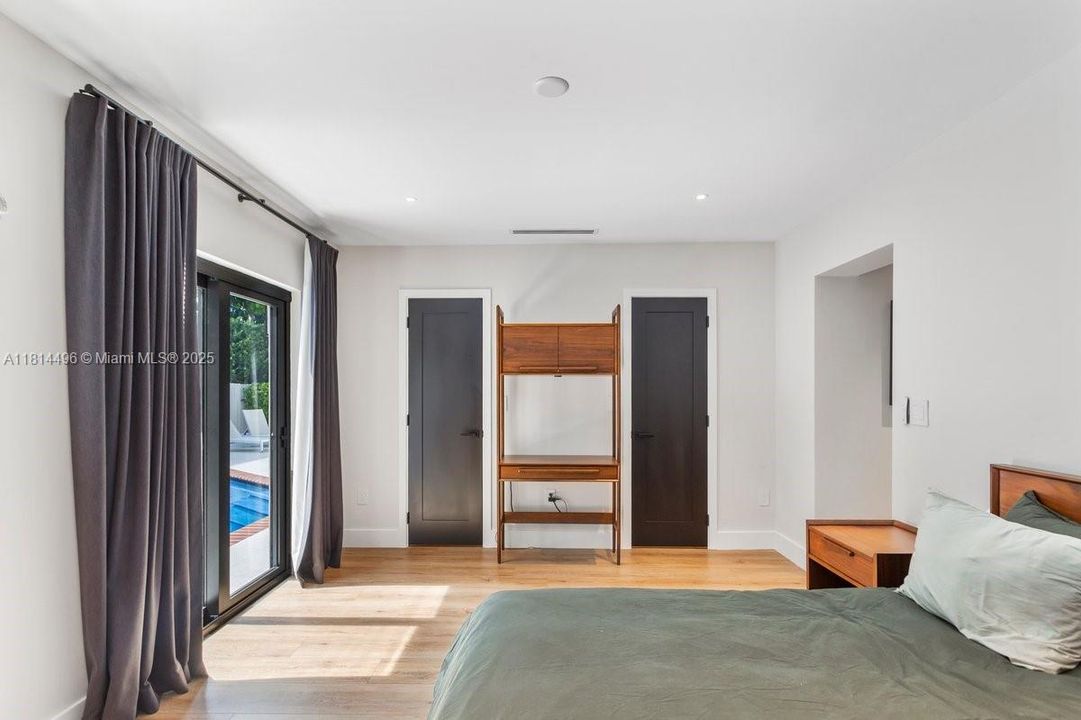 Под контрактом: $3,750,000 (4 спален, 3 ванн, 2775 Квадратных фут)