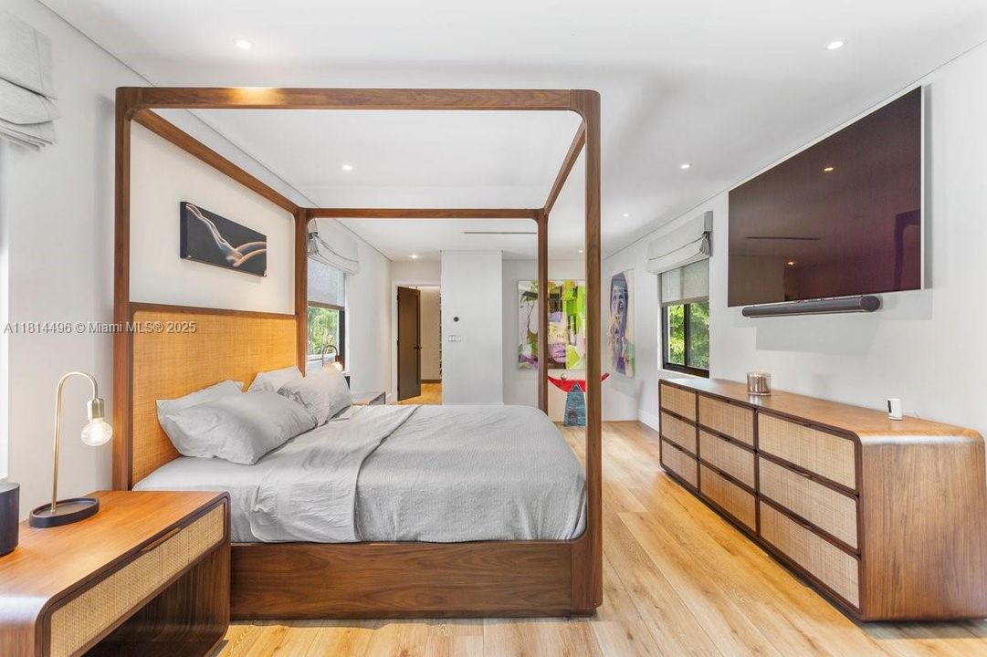 Под контрактом: $3,750,000 (4 спален, 3 ванн, 2775 Квадратных фут)