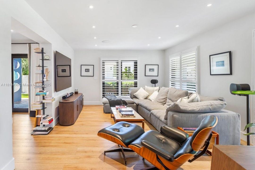 Под контрактом: $3,750,000 (4 спален, 3 ванн, 2775 Квадратных фут)