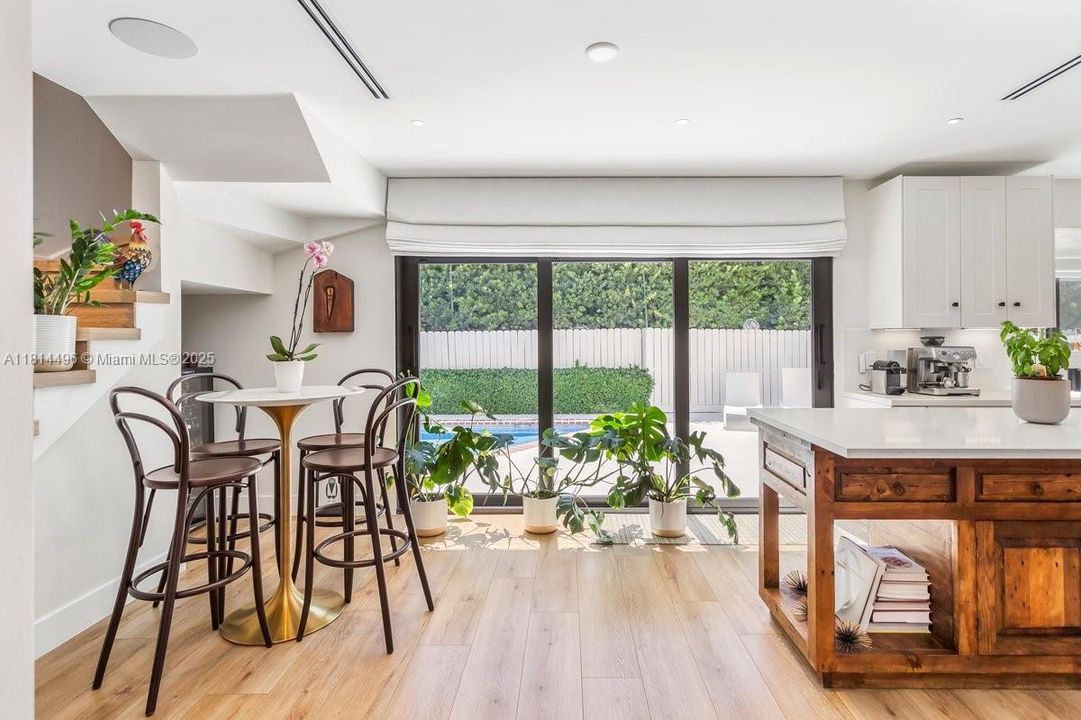 Под контрактом: $3,750,000 (4 спален, 3 ванн, 2775 Квадратных фут)