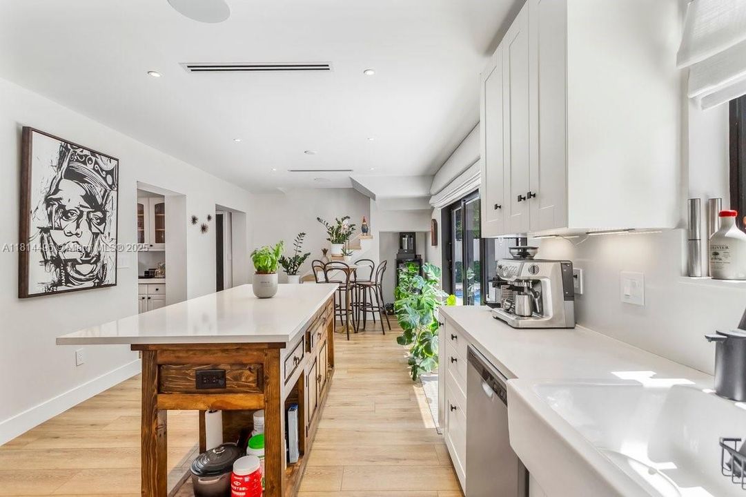 Под контрактом: $3,750,000 (4 спален, 3 ванн, 2775 Квадратных фут)