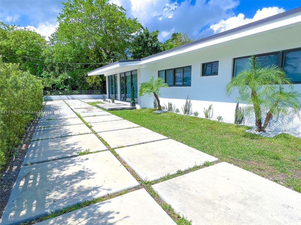 Active With Contract: $9,000 (3 beds, 3 baths, 1856 Square Feet)