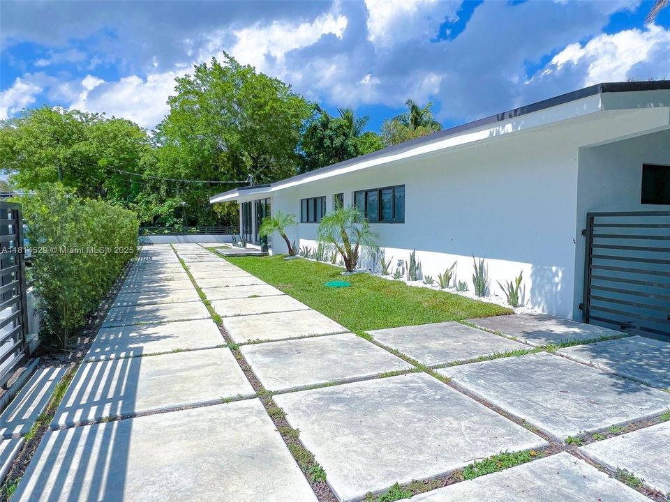 Active With Contract: $9,000 (3 beds, 3 baths, 1856 Square Feet)