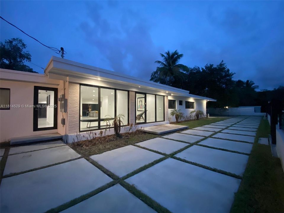 Active With Contract: $9,000 (3 beds, 3 baths, 1856 Square Feet)