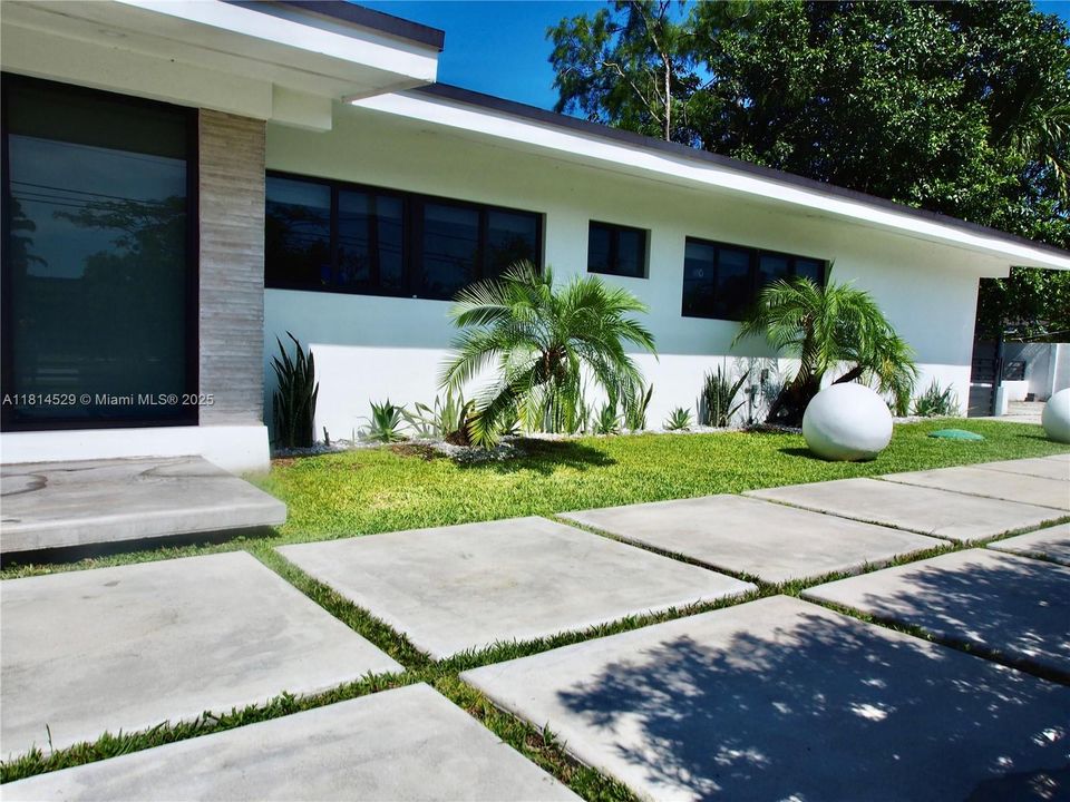 Active With Contract: $9,000 (3 beds, 3 baths, 1856 Square Feet)