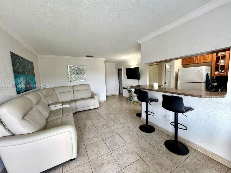 待售: $255,000 (3 贝兹, 1 浴室, 928 平方英尺)