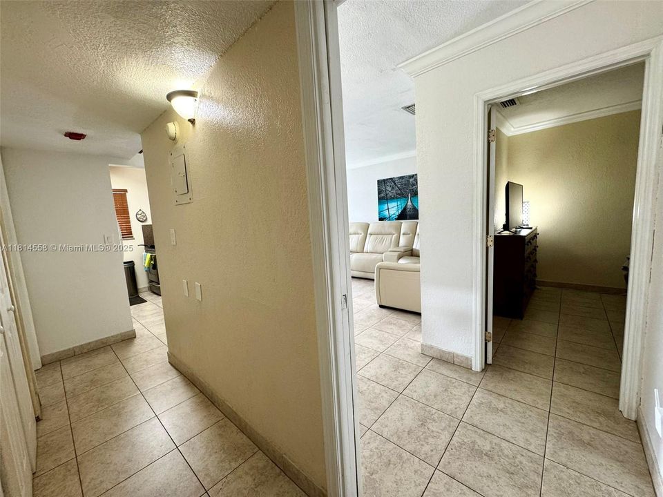 待售: $255,000 (3 贝兹, 1 浴室, 928 平方英尺)