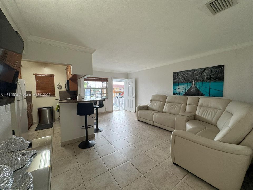 待售: $255,000 (3 贝兹, 1 浴室, 928 平方英尺)