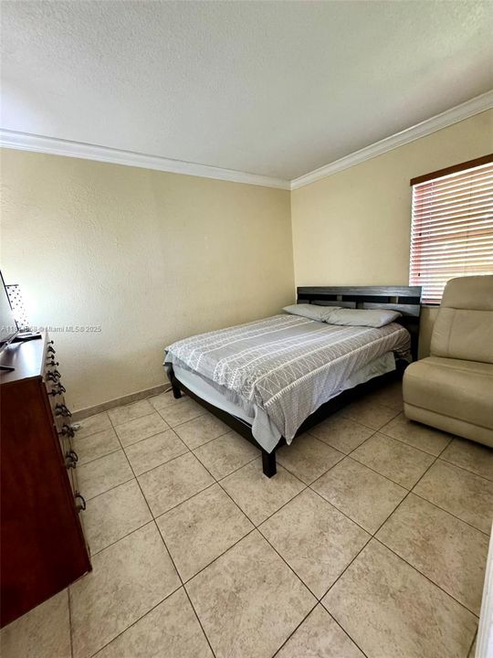 待售: $255,000 (3 贝兹, 1 浴室, 928 平方英尺)