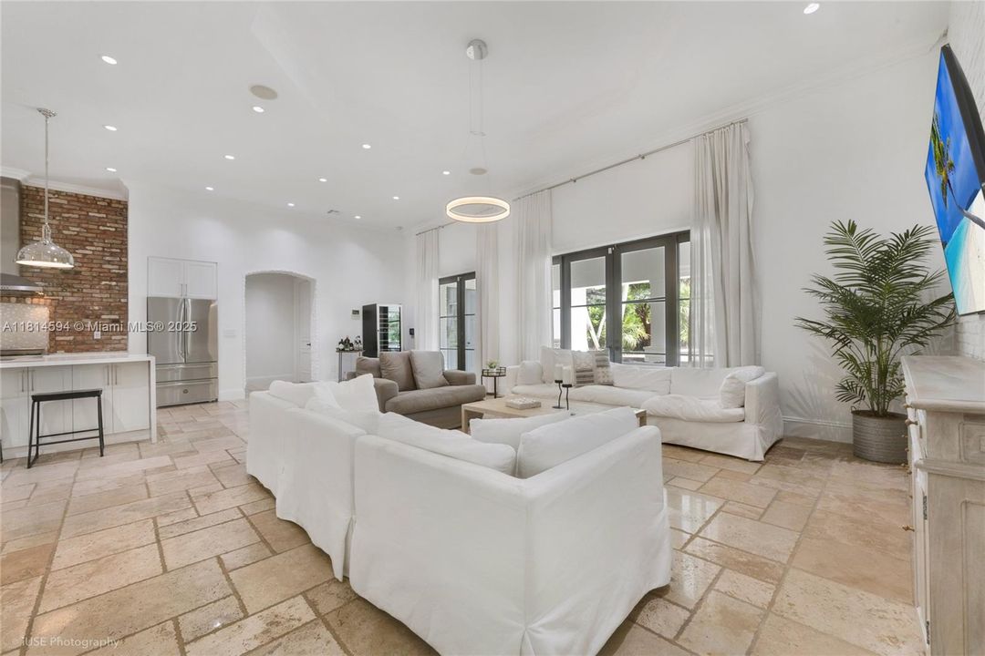 Под контрактом: $1,700,000 (4 спален, 3 ванн, 3026 Квадратных фут)