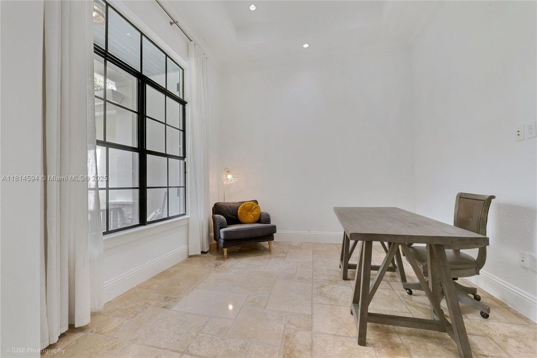 Под контрактом: $1,700,000 (4 спален, 3 ванн, 3026 Квадратных фут)